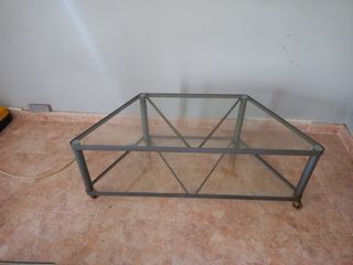 Mesita de cristal con ruedas