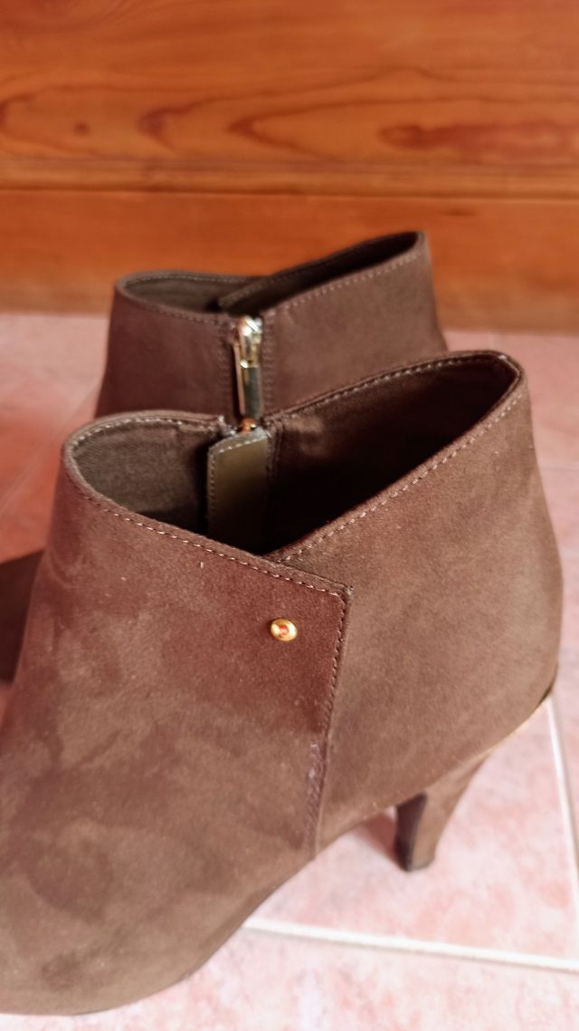 REBAJADOS. Botines efecto ante, talla 41