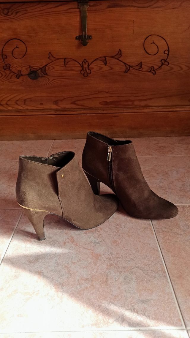 REBAJADOS. Botines efecto ante, talla 41
