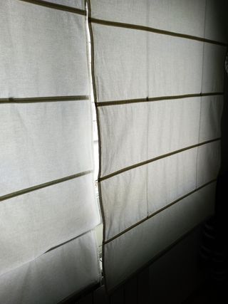 Dos estores color crudo.