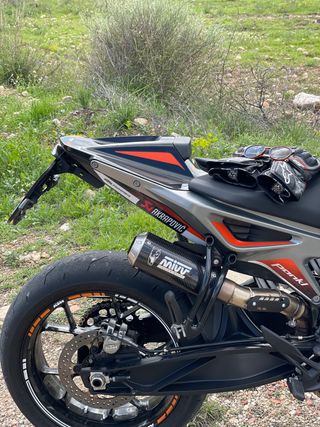 Ktm duke 790 2019 9000km con extras, está nueva.
