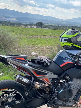 Ktm duke 790 2019 9000km con extras, está nueva.