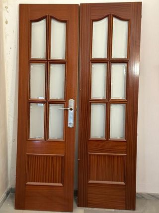 Puerta doble de madera