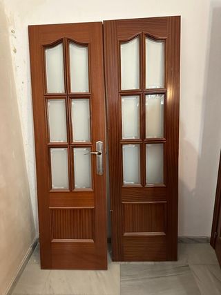 Puerta doble de madera