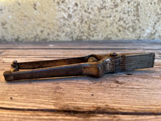 Herramientas antiguas de agricultura y otras