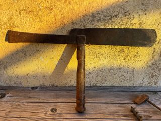 Herramientas antiguas de agricultura y otras