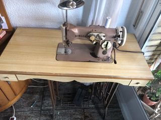 Máquina de coser Singer con mueble incluido
