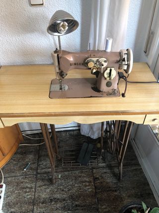 Máquina de coser Singer con mueble incluido
