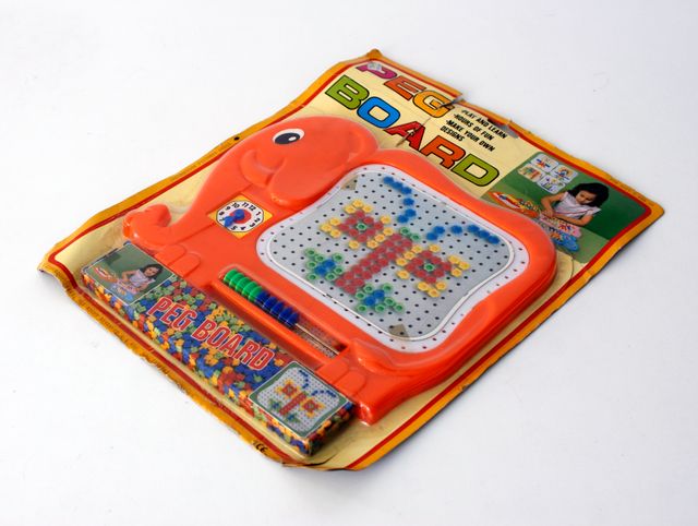 Juguete pizarra con clavijas. Original, años 80.