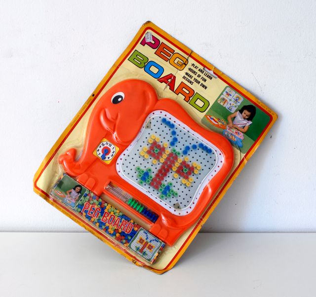 Juguete pizarra con clavijas. Original, años 80.