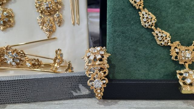 aderezo dorado de fallera con collar y brazalete