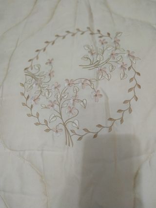 Colcha edredón raso beige bordada, con funda cojín