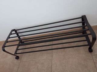 Zapatero de acero negro