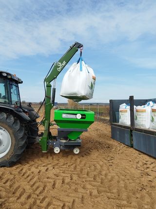 Abonadora 1200 lt con localizadormás pluma 1500 kg