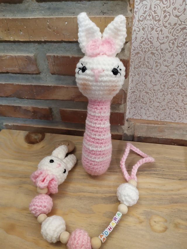 Sonajero mordedor y cinta chupete conejita amiguru