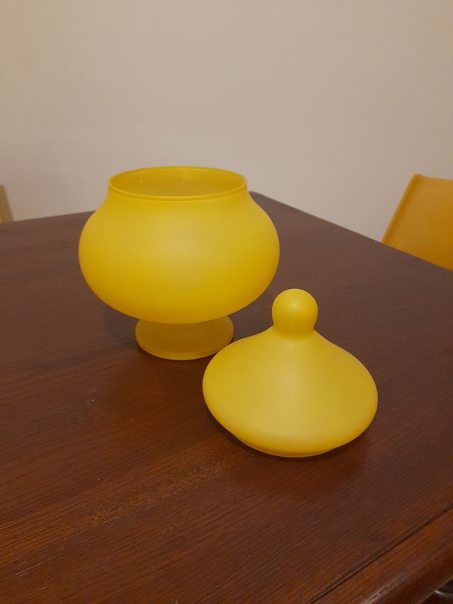 Vaso vetro con coperchio giallo