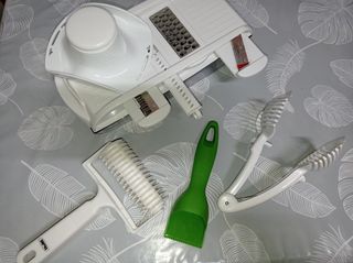 Lote 4 utensilios de cocina:Multirallador y otros