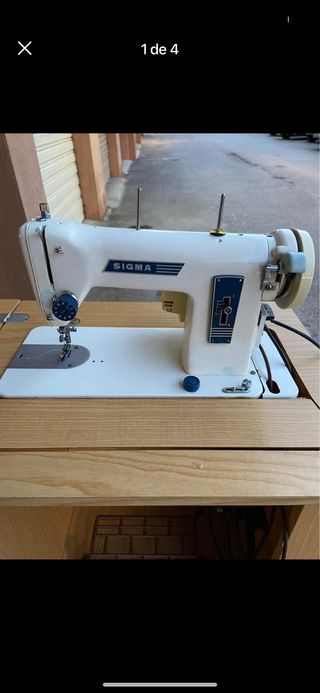 Maquina de coser con motor eléctrico.