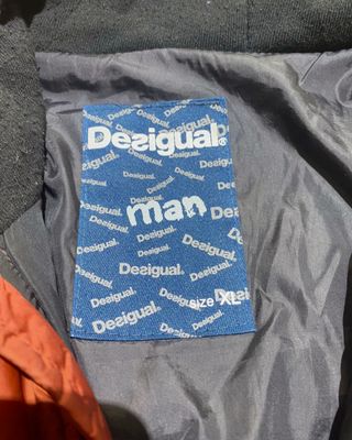 preciosa chaqueta marca Desigual 