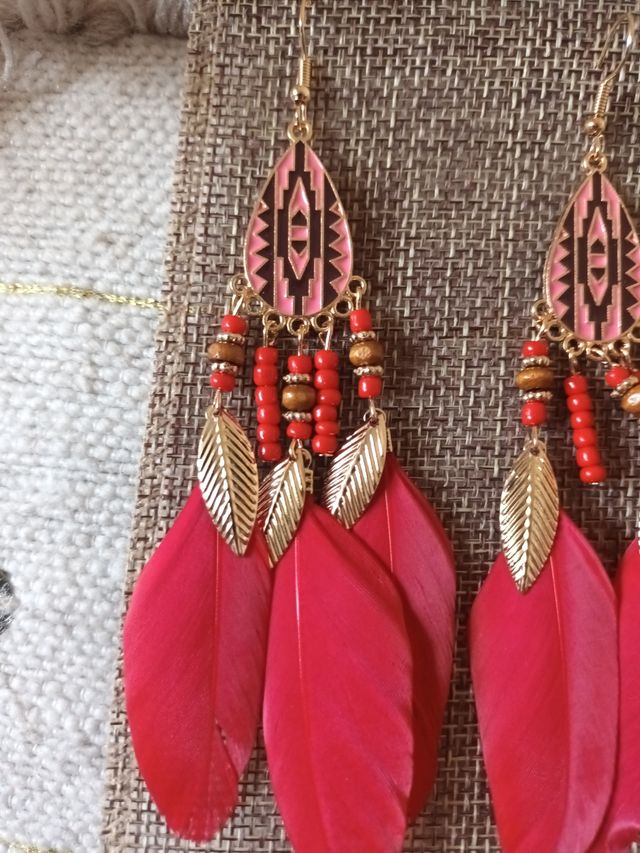 pendientes plumas rojas