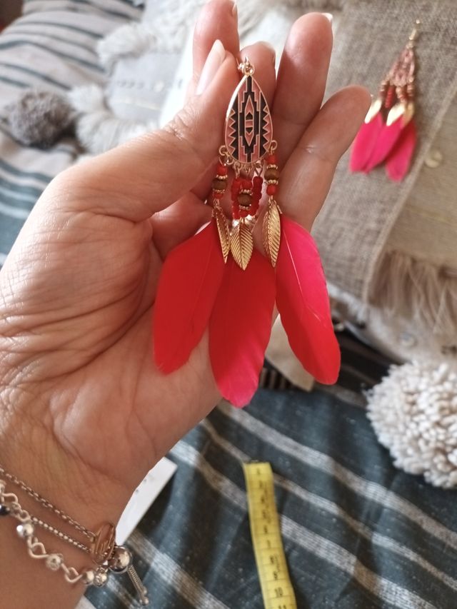 pendientes plumas rojas