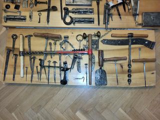 Murales con herrajes y herramientas antiguas