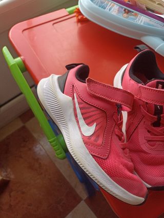 deportivas Nike, número 28