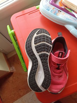deportivas Nike, número 28
