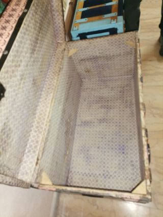 Baúl antiguo con soportes restaurado.
