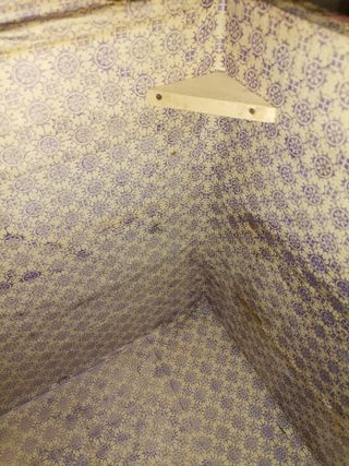 Baúl antiguo con soportes restaurado.