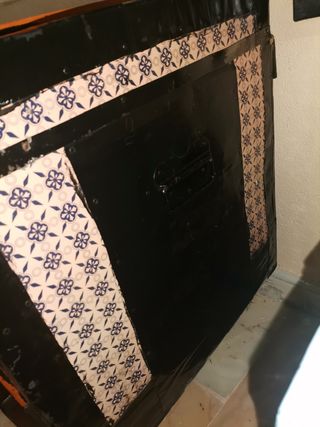 Baúl antiguo con soportes restaurado.