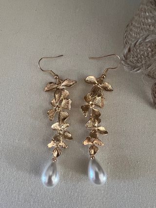 Pendientes dorados de hojas y perla