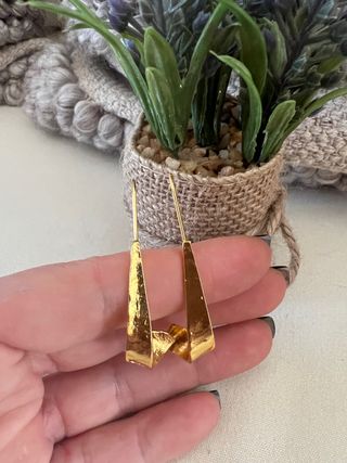 Pendientes dorados alargados a estrenar