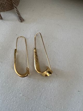 Pendientes dorados alargados a estrenar
