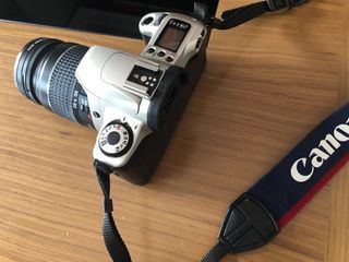 Cámara de fotos réflex analógica y objetico.