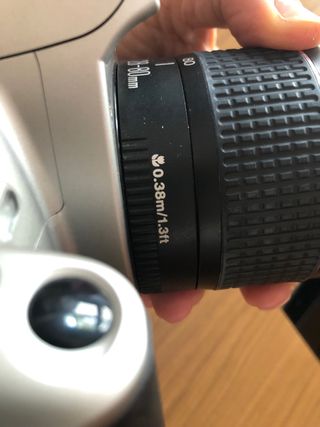 Cámara de fotos réflex analógica y objetico.