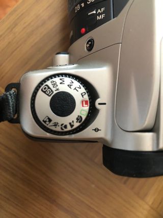 Cámara de fotos réflex analógica y objetico.