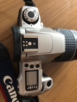 Cámara de fotos réflex analógica y objetico.
