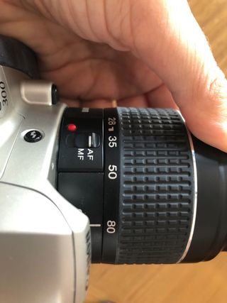 Cámara de fotos réflex analógica y objetico.