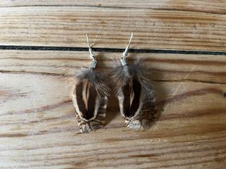 Artesanía: pendientes de plumas