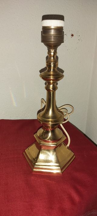 Pie de lampara de mesa antigua de bronce.