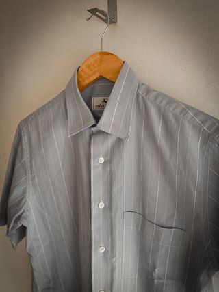 Camisa vintage azul de rayas.