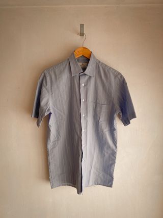 Camisa vintage azul de rayas.