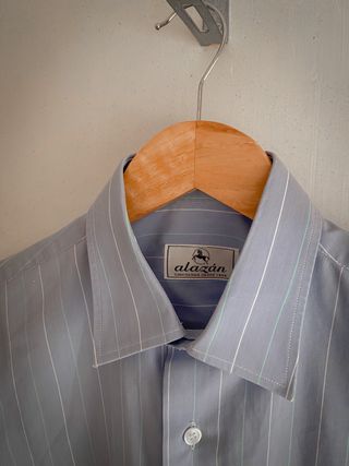 Camisa vintage azul de rayas.