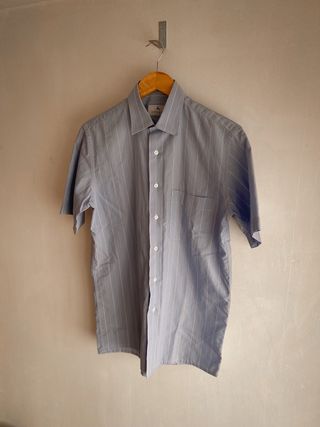 Camisa vintage azul de rayas.