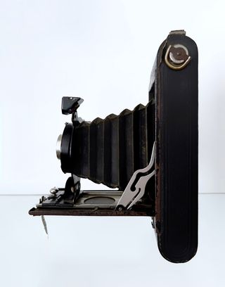 CÁMARA DE FOTOS MUY ANTIGUA EN PERFECTO ESTADO