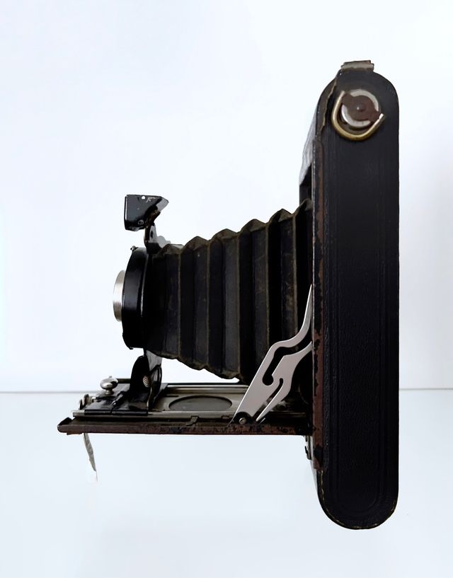 CÁMARA DE FOTOS MUY ANTIGUA EN PERFECTO ESTADO