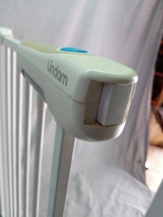 Barrera puerta seguridad bebés. Lindam #resurrecci