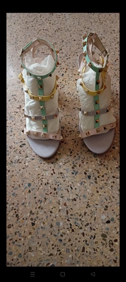 sandalias con tachuelas