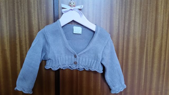 VESTIDITO Y CHAQUETITA TALLA 6/9 MESES + REGALO